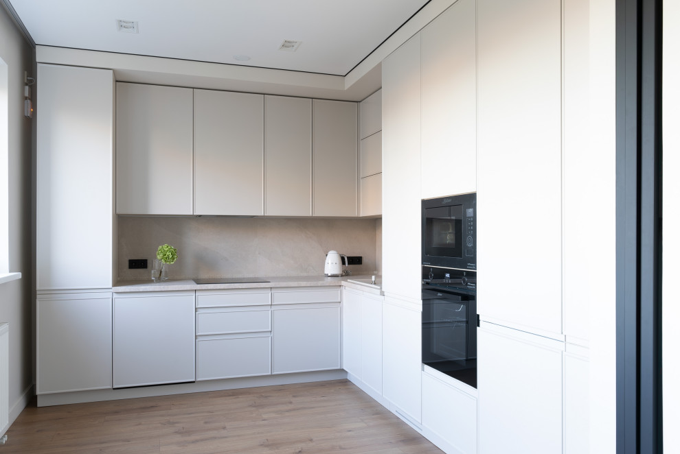 Монохромная кухня до потолка с интересными решениями