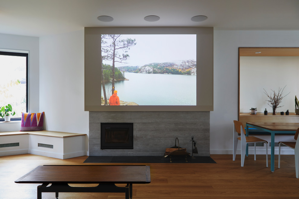 Imagen de salón abierto minimalista de tamaño medio con marco de chimenea de piedra y televisor retractable