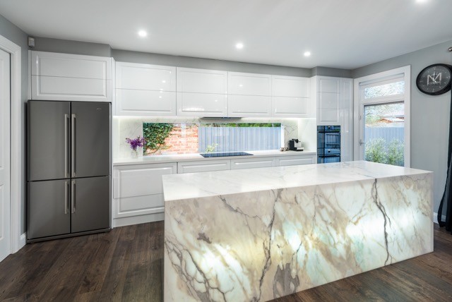 Mid-sized contemporary single-wall eat-in kitchen in Sydney with beaded inset cabinets, white cabinets, marble benchtops, window splashback, stainless steel appliances, dark hardwood floors and with island.