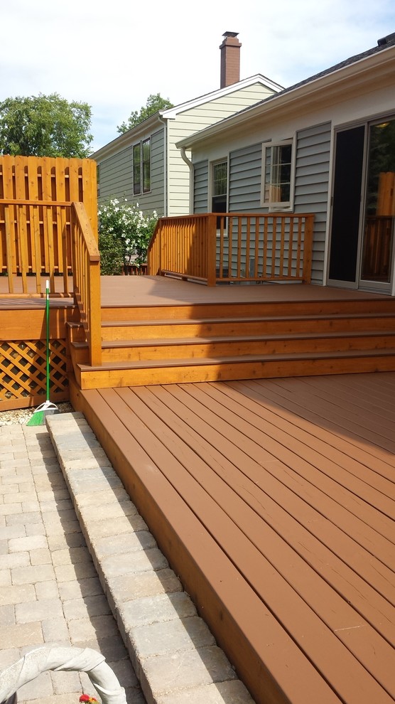 Photo of a mid-sized traditional backyard deck in Chicago.
