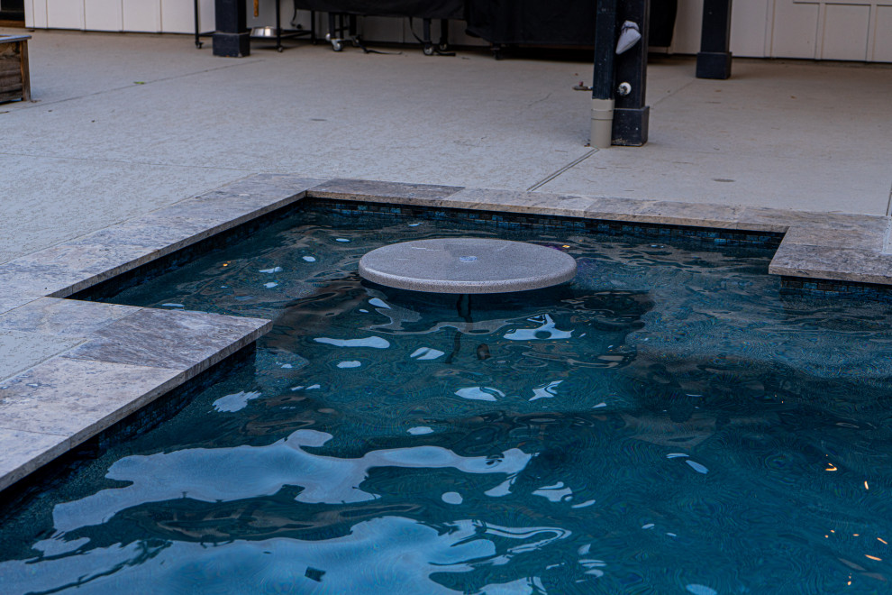 Foto di una grande piscina country rettangolare dietro casa con pedane