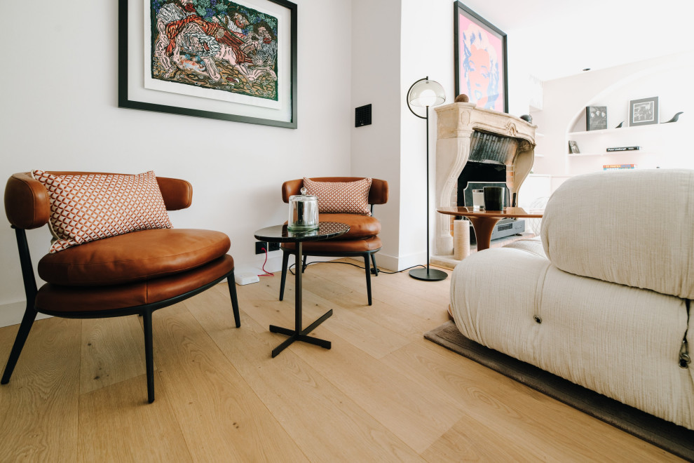 Idée de décoration pour un grand salon blanc et bois design ouvert avec une salle de réception, un mur blanc, parquet clair, une cheminée standard, aucun téléviseur et éclairage.