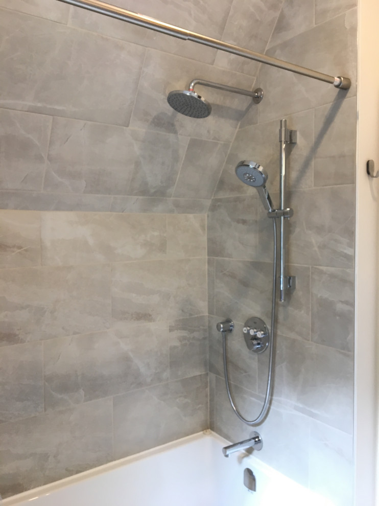 Example of a mountain style bathroom design in Ottawa