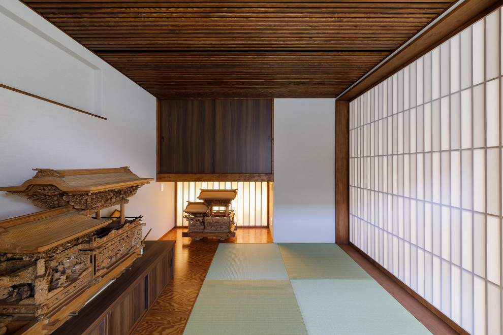 Kleines, Repräsentatives, Offenes Wohnzimmer mit beiger Wandfarbe, Tatami-Boden, freistehendem TV, grünem Boden, Kassettendecke und Tapetenwänden in Osaka