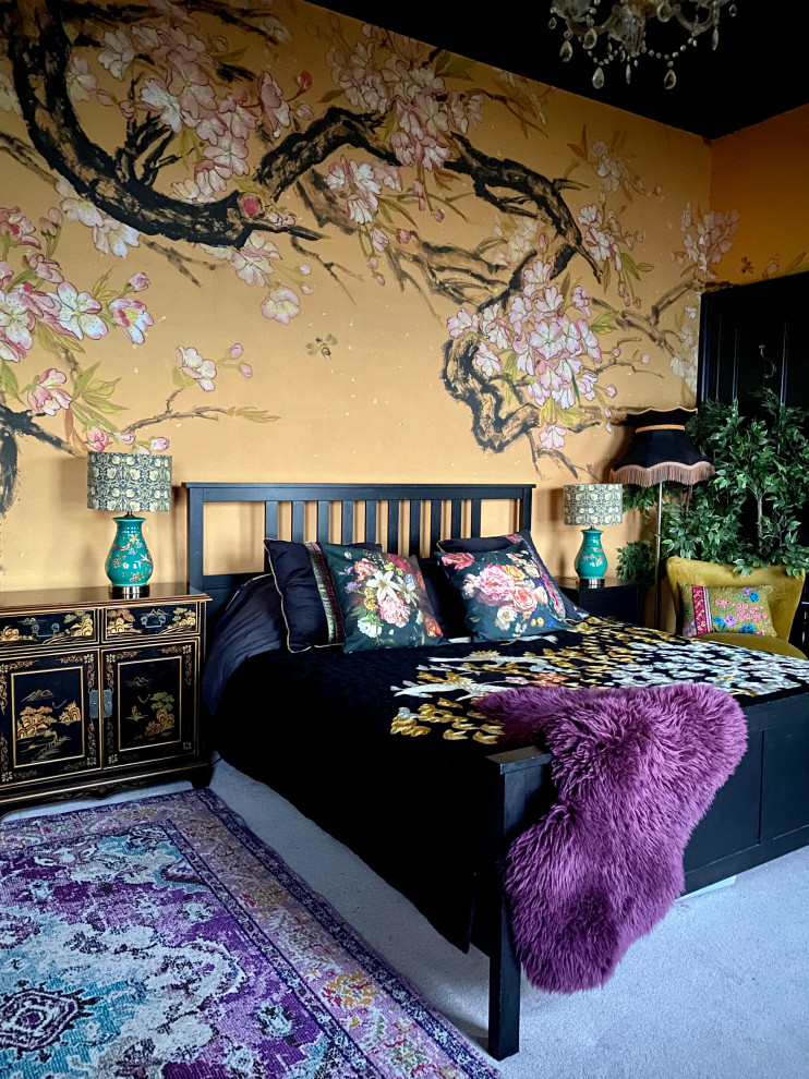Asiatisches Schlafzimmer mit Tapetenwänden in Sonstige
