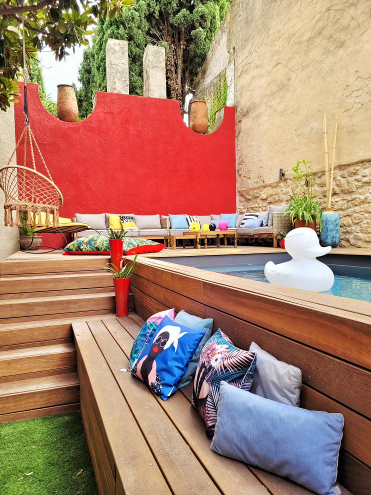 Idee per un giardino minimal esposto in pieno sole in cortile in estate con pedane