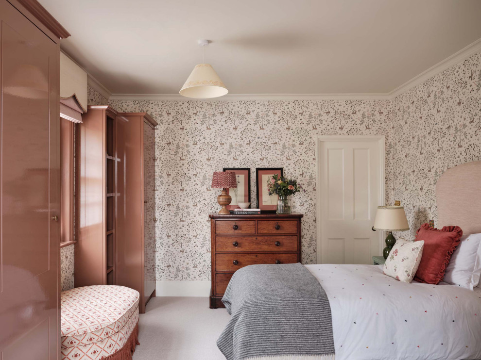 На фото: спальня в стиле кантри с разноцветными стенами, ковровым покрытием, серым полом и обоями на стенах с