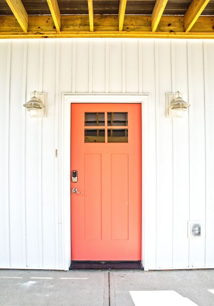 Стильный дизайн: тамбур в морском стиле с белыми стенами, одностворчатой входной дверью и оранжевой входной дверью - последний тренд