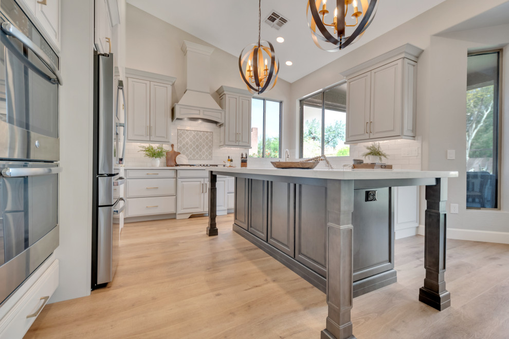 Kitchen - transitional kitchen idea in Phoenix