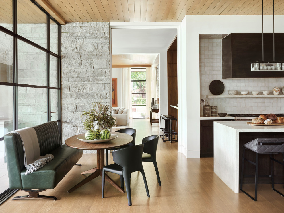 На фото: столовая в современном стиле с с кухонным уголком, белыми стенами, паркетным полом среднего тона, коричневым полом и деревянным потолком без камина с