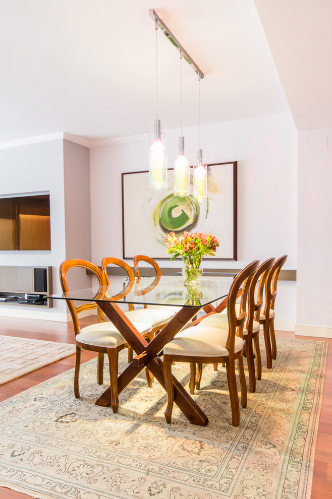 Modelo de comedor tradicional renovado grande con paredes grises, suelo de madera oscura y suelo marrón