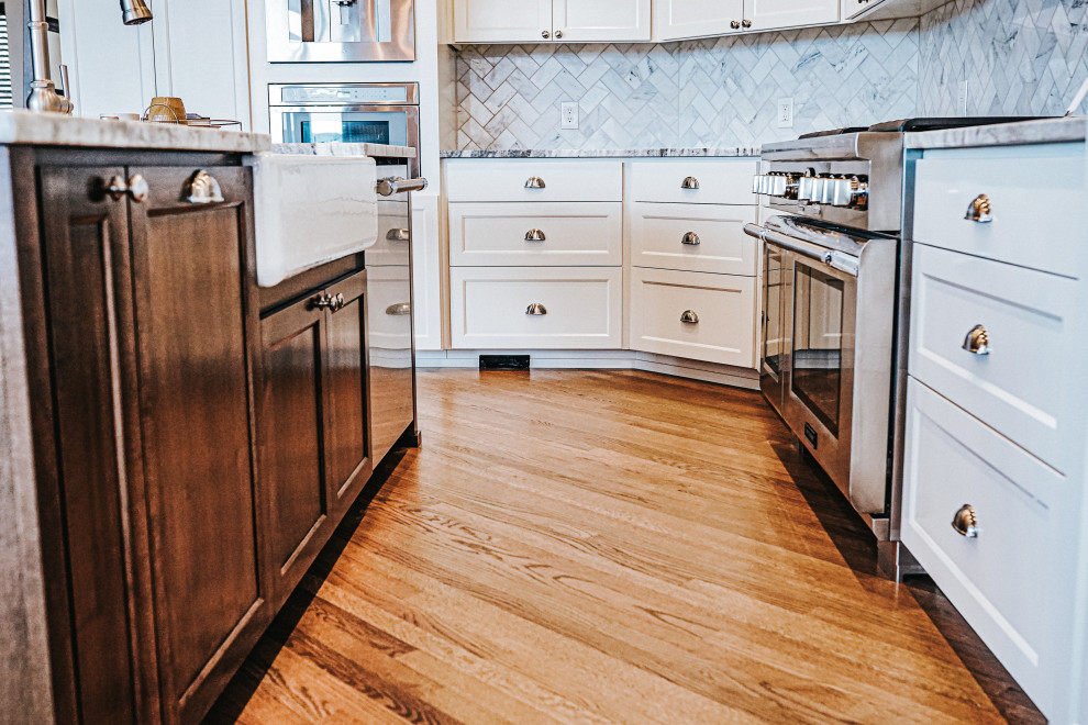Example of a transitional home design design in Seattle