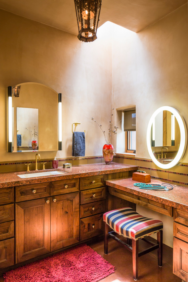 На фото: ванная комната в стиле фьюжн с фасадами с утопленной филенкой, темными деревянными фасадами, разноцветной плиткой, бежевыми стенами, врезной раковиной, коричневым полом, оранжевой столешницей, тумбой под одну раковину и встроенной тумбой