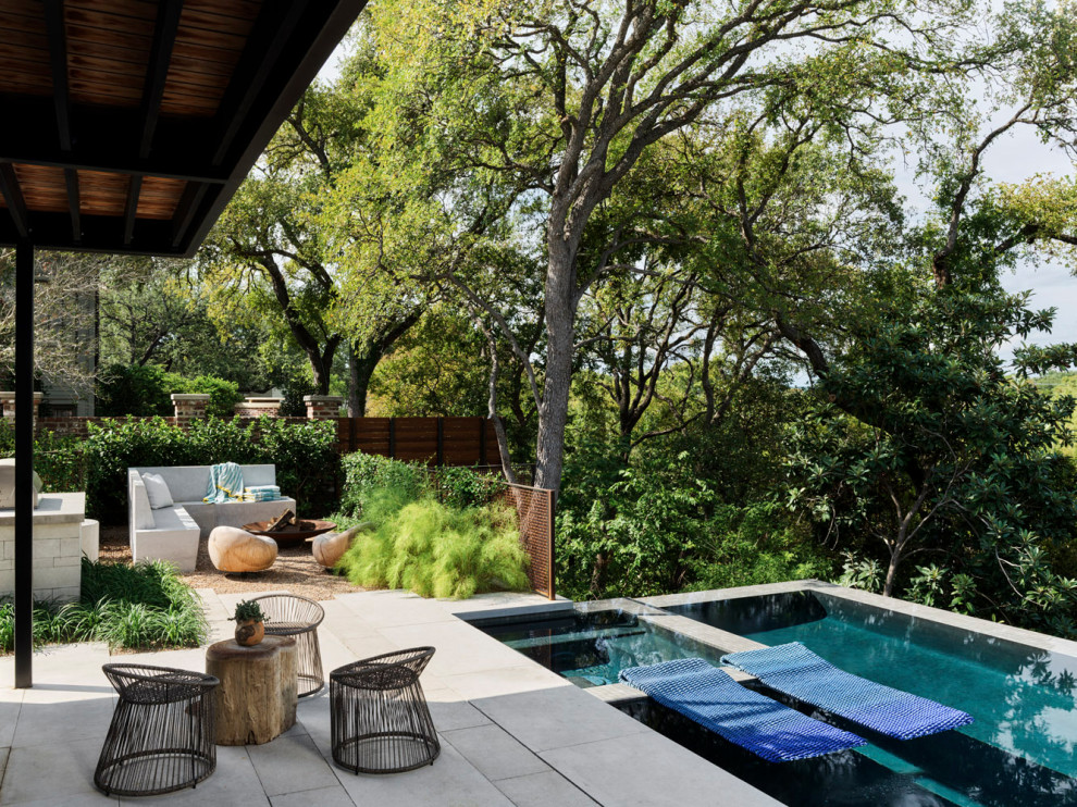 Diseño de piscinas y jacuzzis infinitos retro de tamaño medio rectangulares en patio trasero con adoquines de hormigón