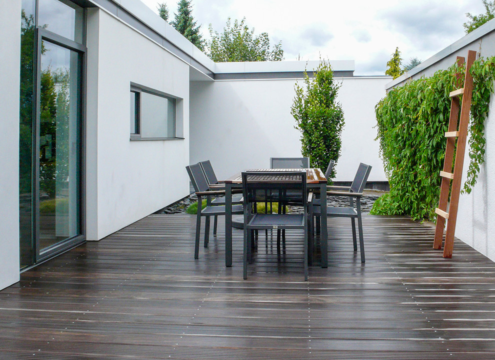 Design ideas for a modern deck in Frankfurt with no cover.