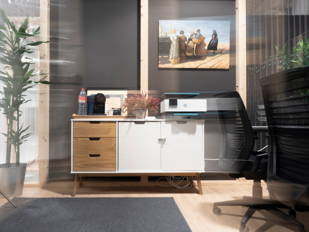 Imagen de despacho industrial extra grande con paredes grises, suelo de madera clara, escritorio independiente y suelo beige