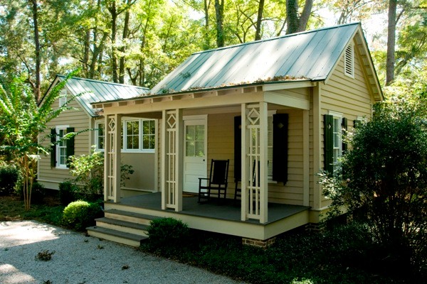 Design ideas for a small traditional one-storey yellow exterior in Atlanta.