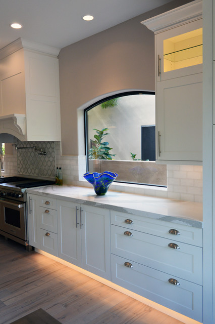 Transitional White Gainey Ranch klassisch-modern-kueche