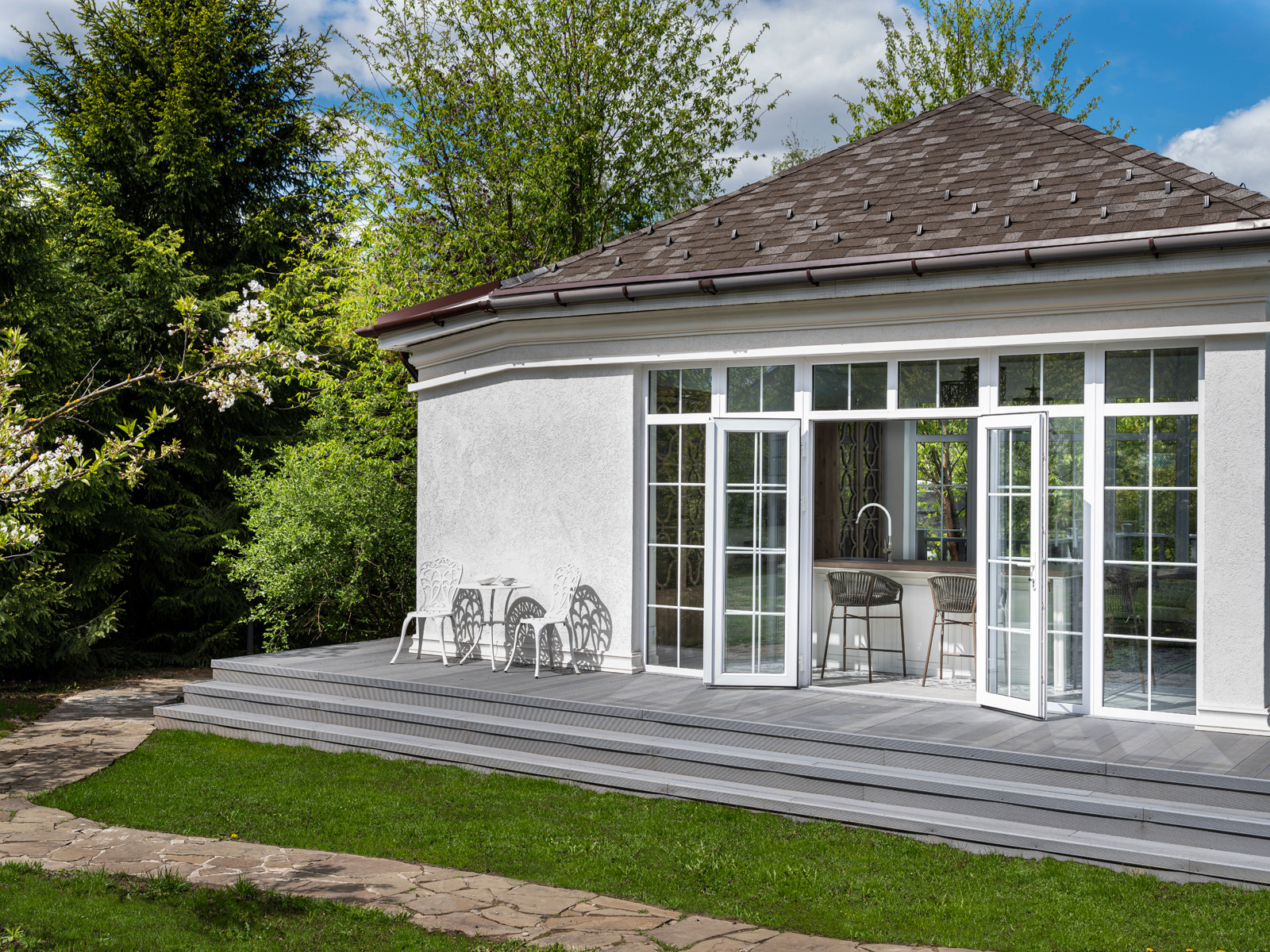 Павильон для отдыха с бассейном