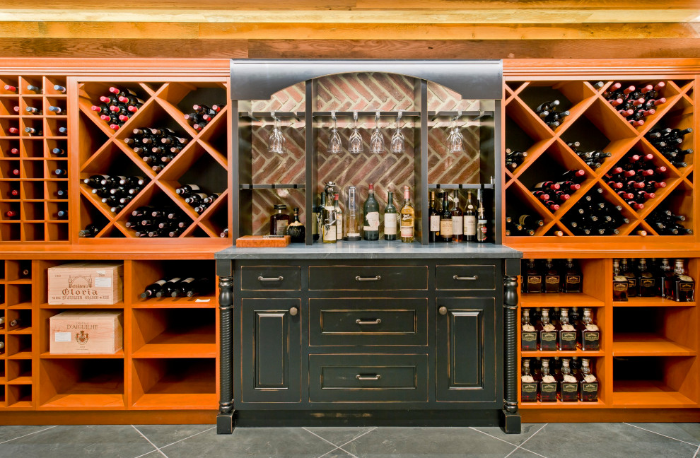 Klassischer Weinkeller mit Schieferboden, diagonaler Lagerung und grauem Boden in Baltimore