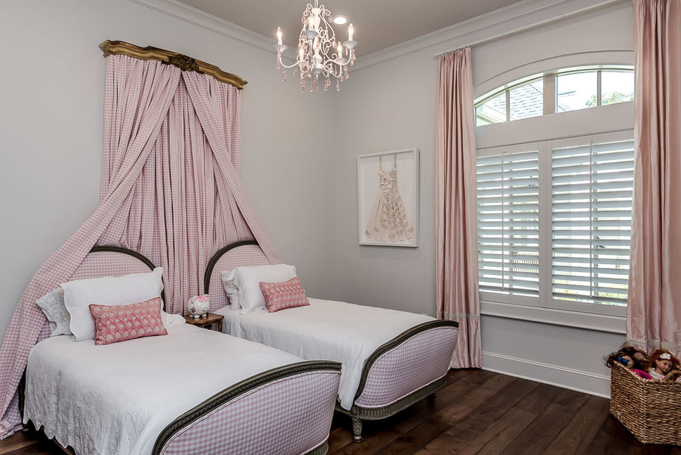 Example of a transitional home design design in Austin