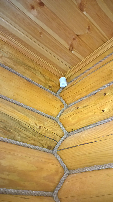 Скрытая электропроводка в деревянном доме из бревен