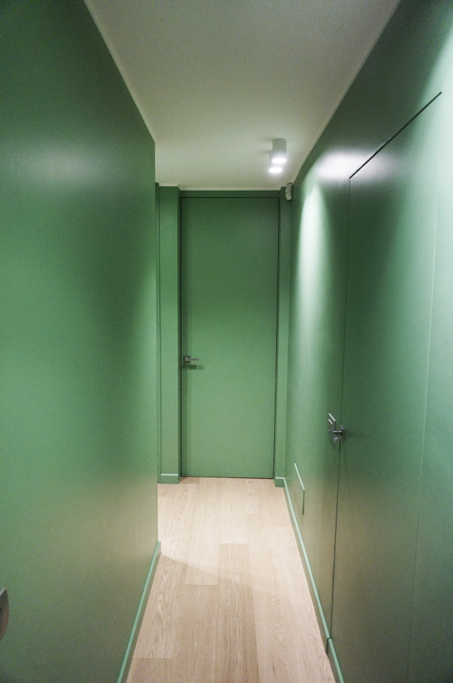 Стильный дизайн: коридор среднего размера в современном стиле с зелеными стенами, паркетным полом среднего тона и желтым полом - последний тренд