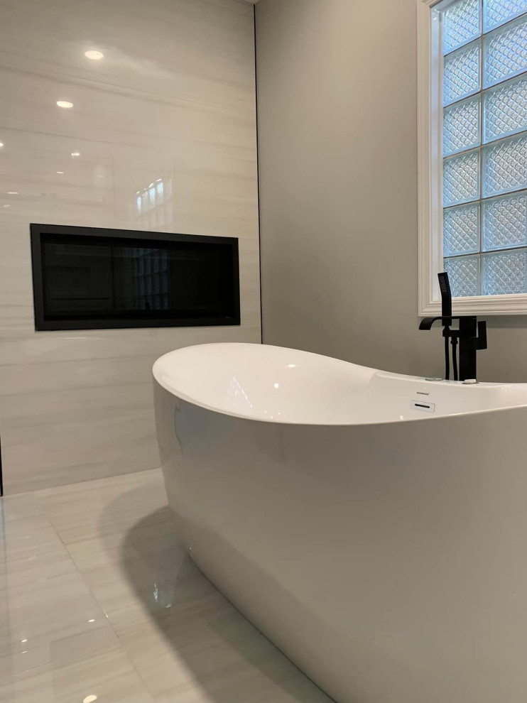 Inspiration for a transitional bathroom remodel in Chicago