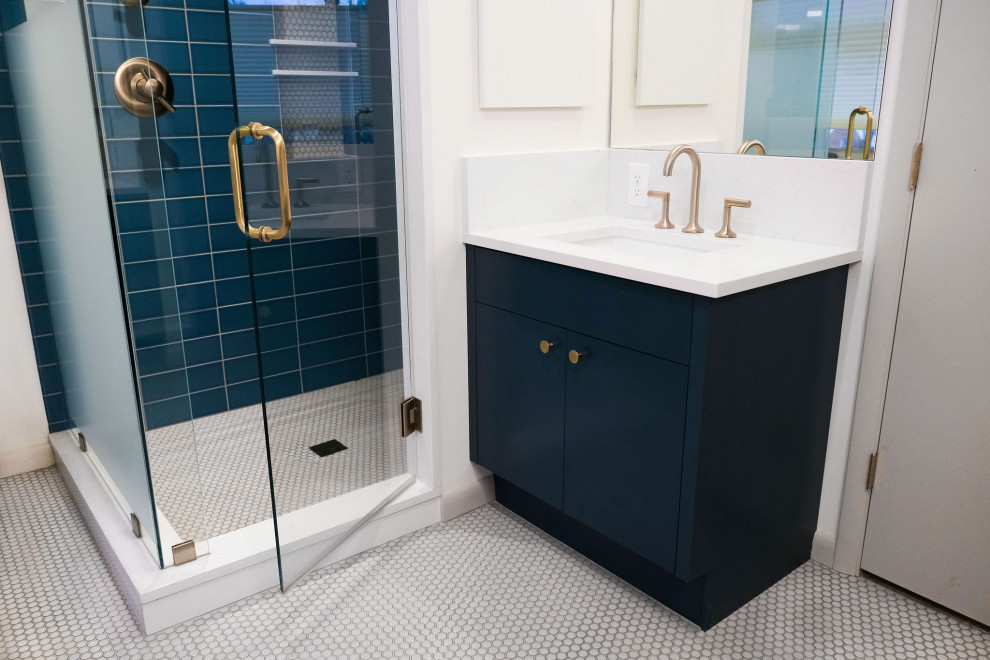 На фото: ванная комната в современном стиле с плоскими фасадами, синими фасадами, синей плиткой, белыми стенами, полом из керамической плитки, душевой кабиной, белым полом, белой столешницей, окном и тумбой под одну раковину