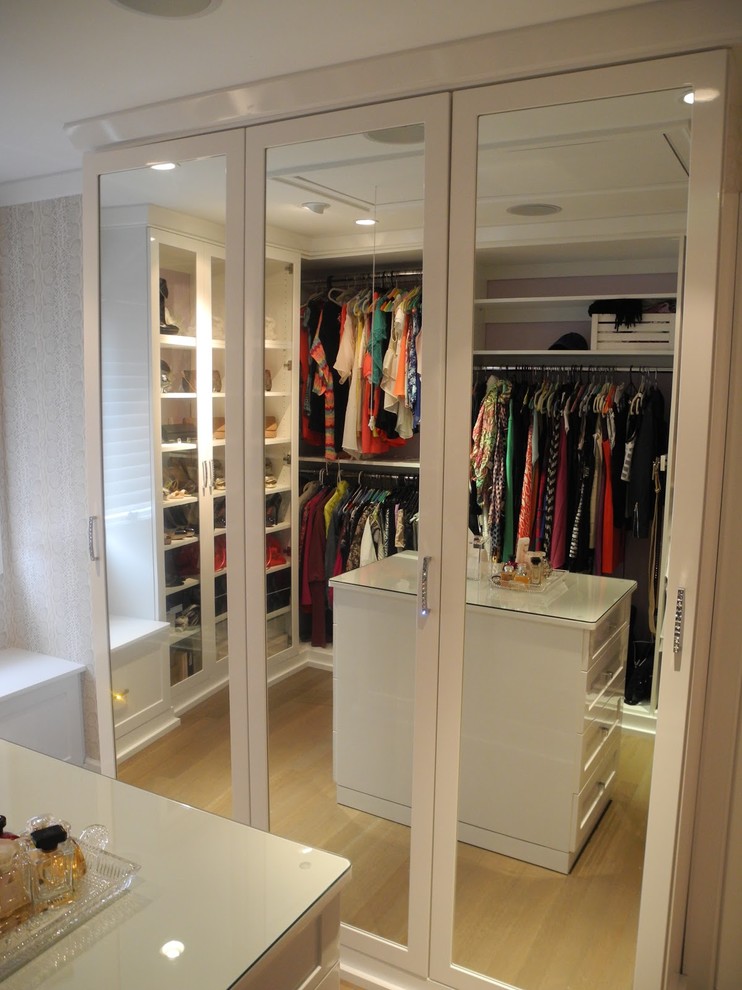 Foto di uno spazio per vestirsi unisex classico di medie dimensioni con ante in stile shaker, ante bianche, parquet chiaro e pavimento marrone