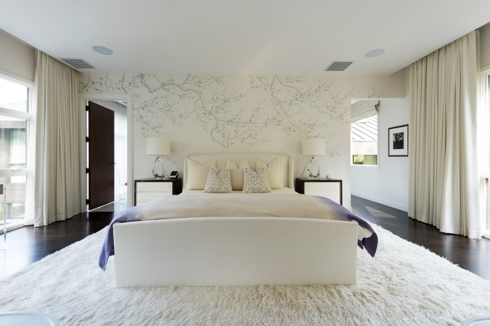 Großes Mid-Century Hauptschlafzimmer mit weißer Wandfarbe, dunklem Holzboden, Kamin, braunem Boden und Tapetenwänden in Atlanta