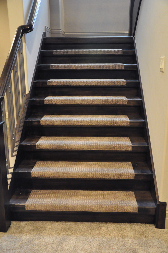 На фото: прямая деревянная лестница среднего размера в стиле неоклассика (современная классика) с ступенями с ковровым покрытием