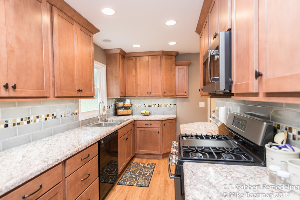 Example of a transitional home design design in Chicago