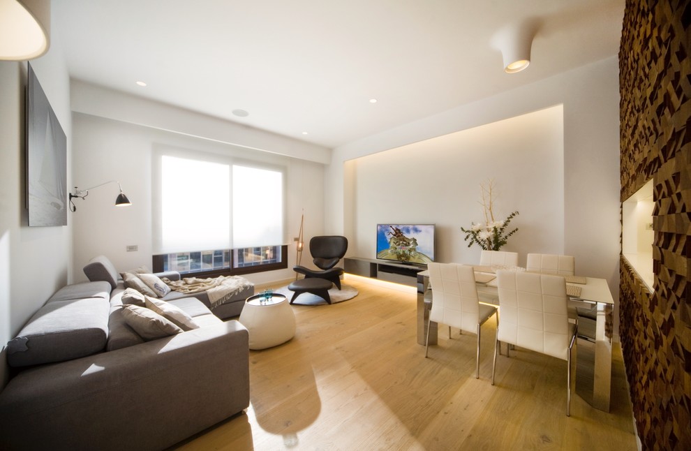 Photo of a modern family room in Barcelona.