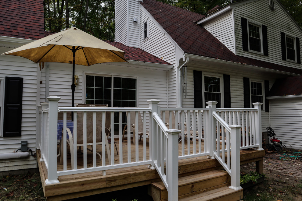 Deck with Vinyl Railing
