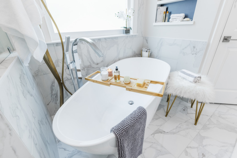Стильный дизайн: большая главная ванная комната в стиле неоклассика (современная классика) с фасадами в стиле шейкер, белыми фасадами, отдельно стоящей ванной, угловым душем, раздельным унитазом, белой плиткой, керамической плиткой, серыми стенами, полом из керамической плитки, врезной раковиной, столешницей из искусственного кварца, белым полом, душем с распашными дверями, белой столешницей, нишей, тумбой под одну раковину, встроенной тумбой и сводчатым потолком - последний тренд