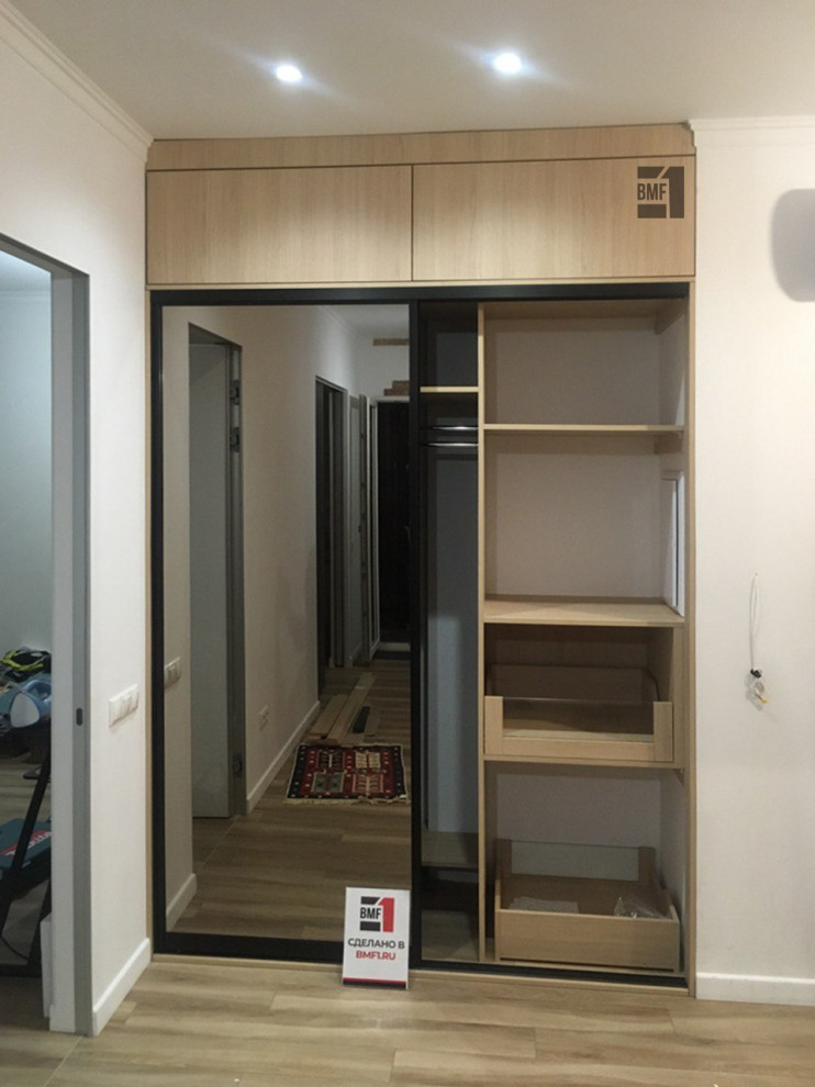 Стеклянный шкаф-купе для прихожей с антресолью