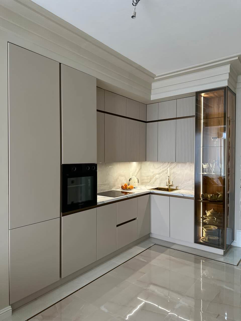 Кухня Нео с рифлеными фасадами в сочетании с алюминиевыми профилями.