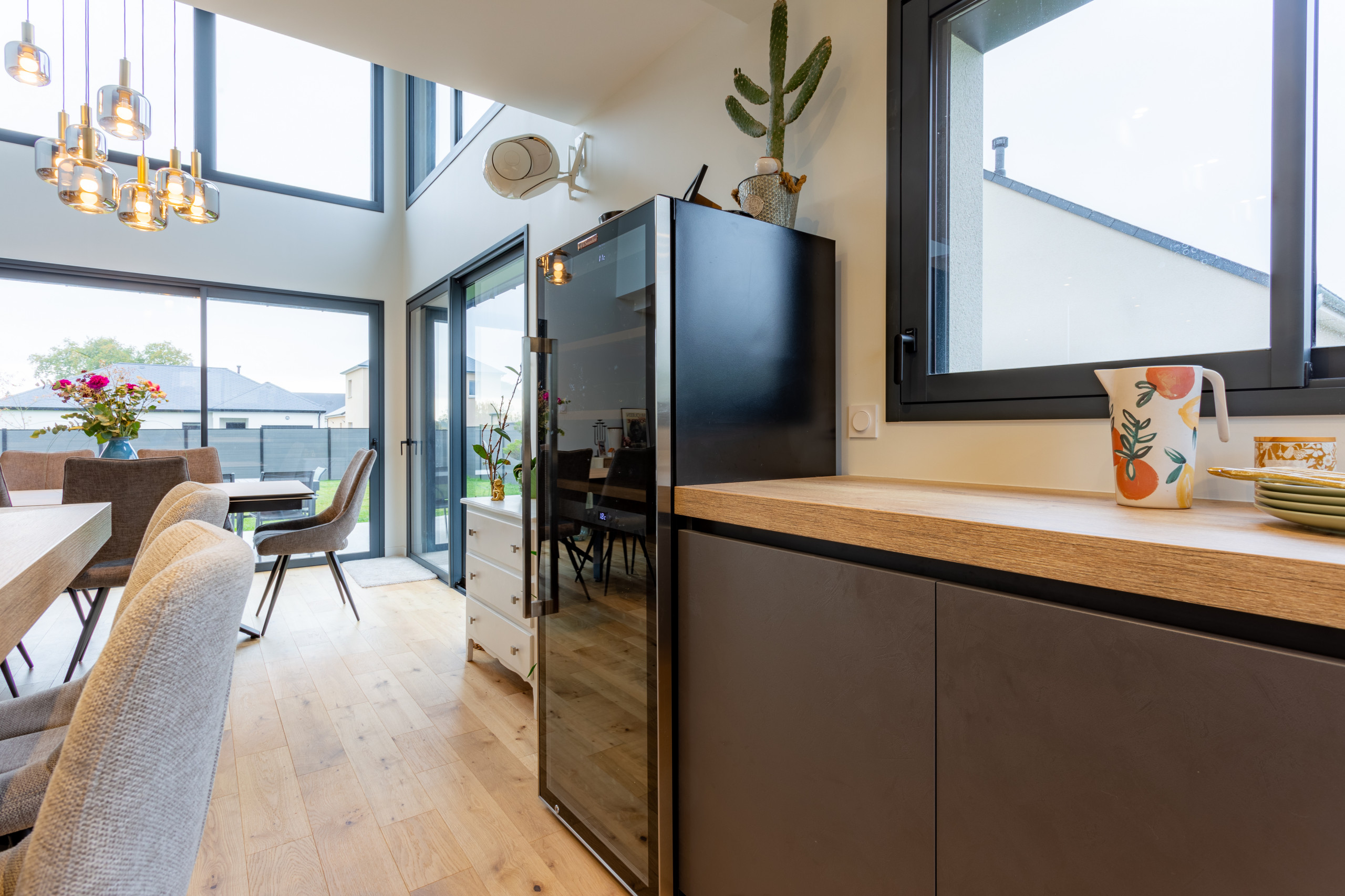 Création dune cuisine ouverte avec coin repas dans un pavillon contemporrain