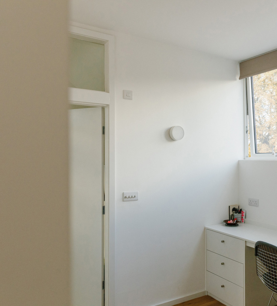 マンチェスターにある中くらいなコンテンポラリースタイルのおしゃれな主寝室 (白い壁、無垢フローリング) のインテリア