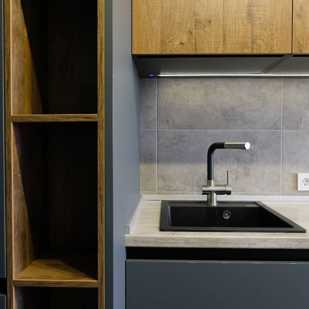 Встроенная прямая кухня в стиле минимализм с матовыми и древесными фасадами