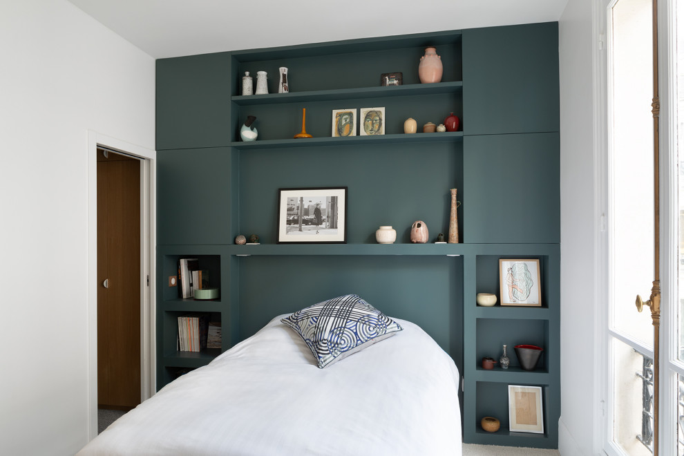 Idées déco pour une petite chambre contemporaine avec un mur beige.