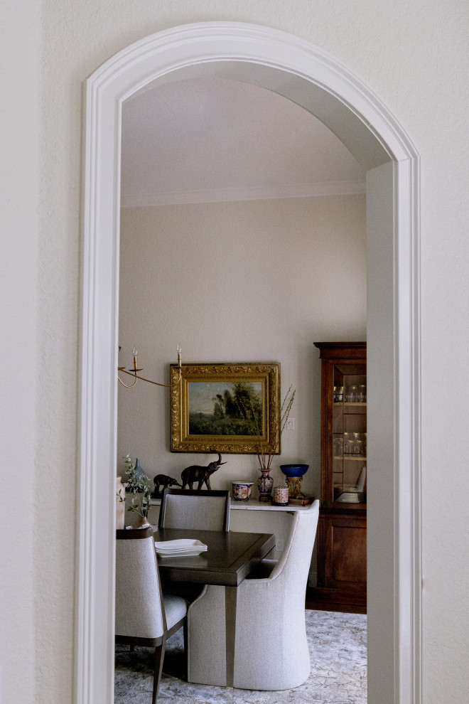 Пример оригинального дизайна: кухня-столовая среднего размера в викторианском стиле с белыми стенами, паркетным полом среднего тона, стандартным камином и коричневым полом