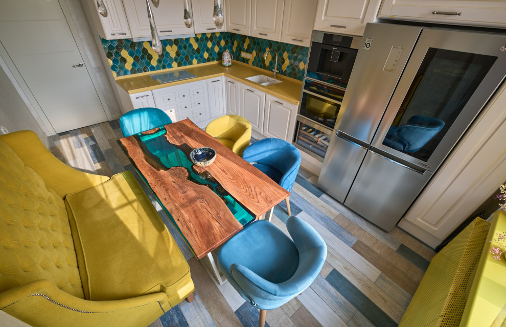 Bild på ett mellanstort funkis gul gult kök, med en undermonterad diskho, luckor med upphöjd panel, vita skåp, bänkskiva i koppar, flerfärgad stänkskydd, stänkskydd i keramik, rostfria vitvaror, klinkergolv i keramik och flerfärgat golv