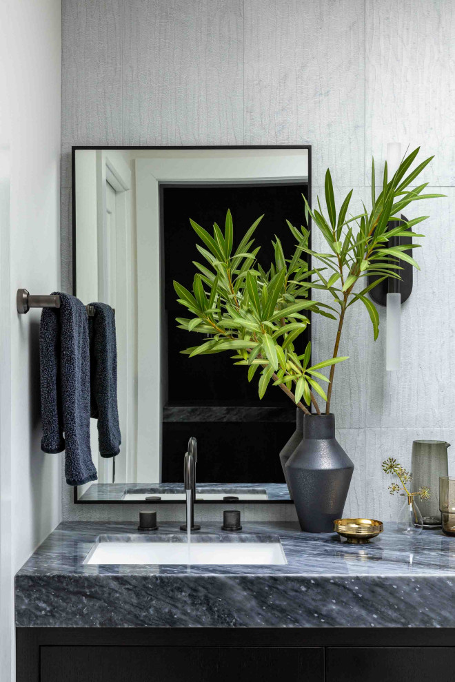 Inspiration för moderna grått badrum, med släta luckor, svarta skåp, en vägghängd toalettstol, svart kakel, marmorkakel, vita väggar, marmorgolv, ett undermonterad handfat, marmorbänkskiva, vitt golv och dusch med gångjärnsdörr