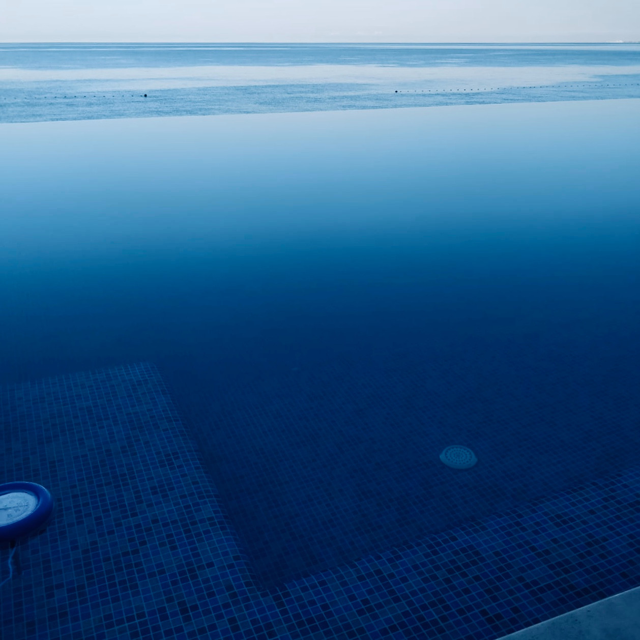 Бассейн на берегу моря