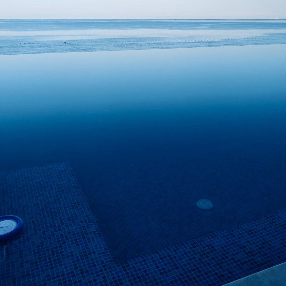 Бассейн на берегу моря