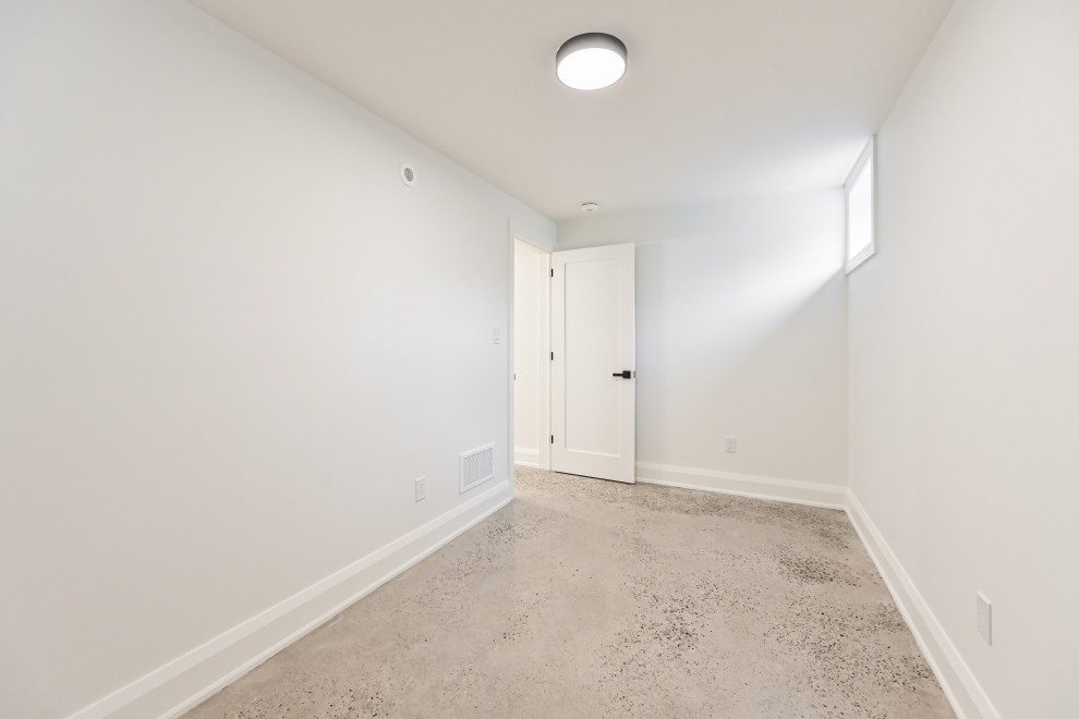 Home gym - transitional home gym idea in Toronto