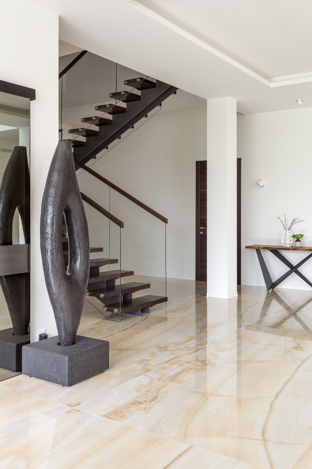 Фойе с лестницей просторного загородного дома.