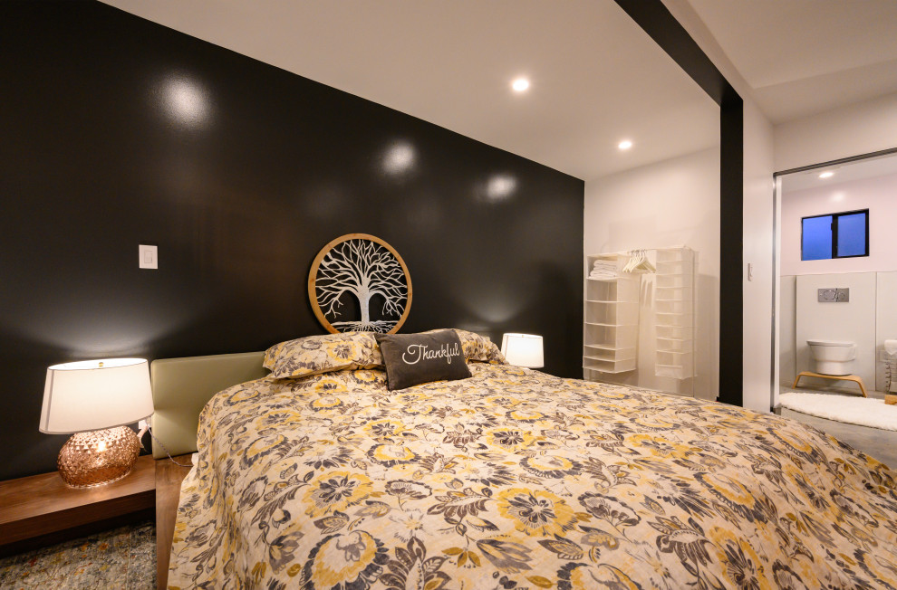 ロサンゼルスにある中くらいなラスティックスタイルのおしゃれな主寝室 (茶色い壁、グレーの床、コンクリートの床) のレイアウト